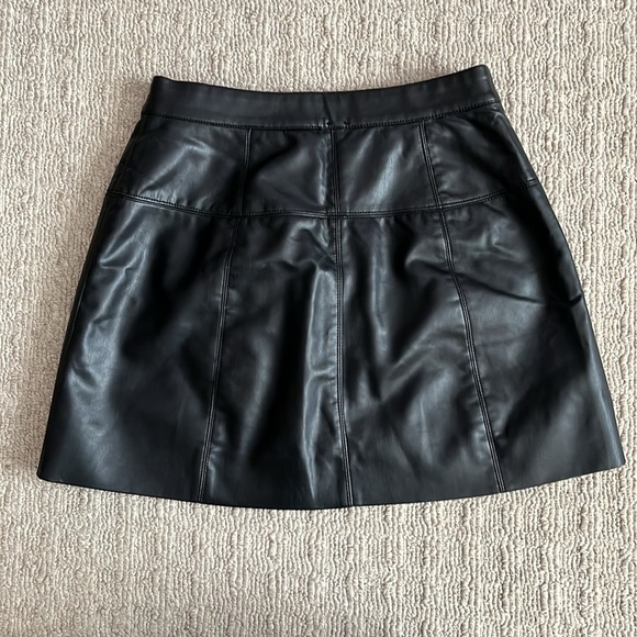 Free People Maisie Vegan Faux Leather A-line Snap Front Mini Skirt size 6 - Picture 7 of 9